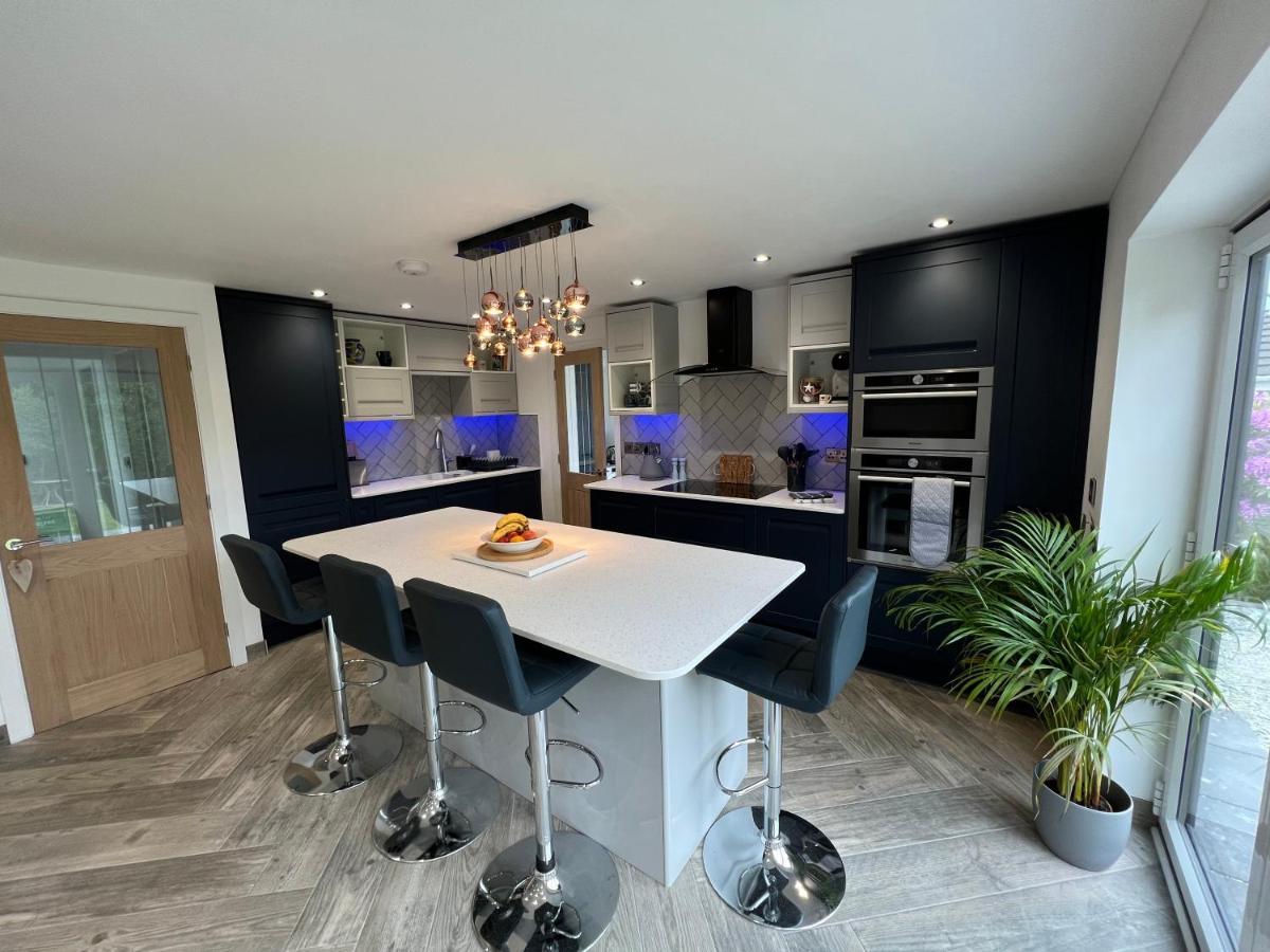 Stylish Modern Home With Parking Enclosed Garden هوليهيد المظهر الخارجي الصورة
