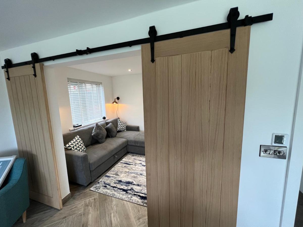 Stylish Modern Home With Parking Enclosed Garden هوليهيد المظهر الخارجي الصورة