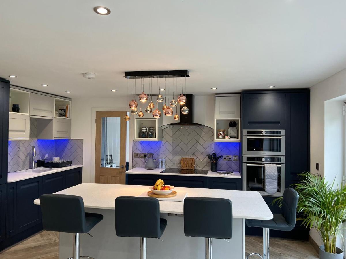 Stylish Modern Home With Parking Enclosed Garden هوليهيد المظهر الخارجي الصورة
