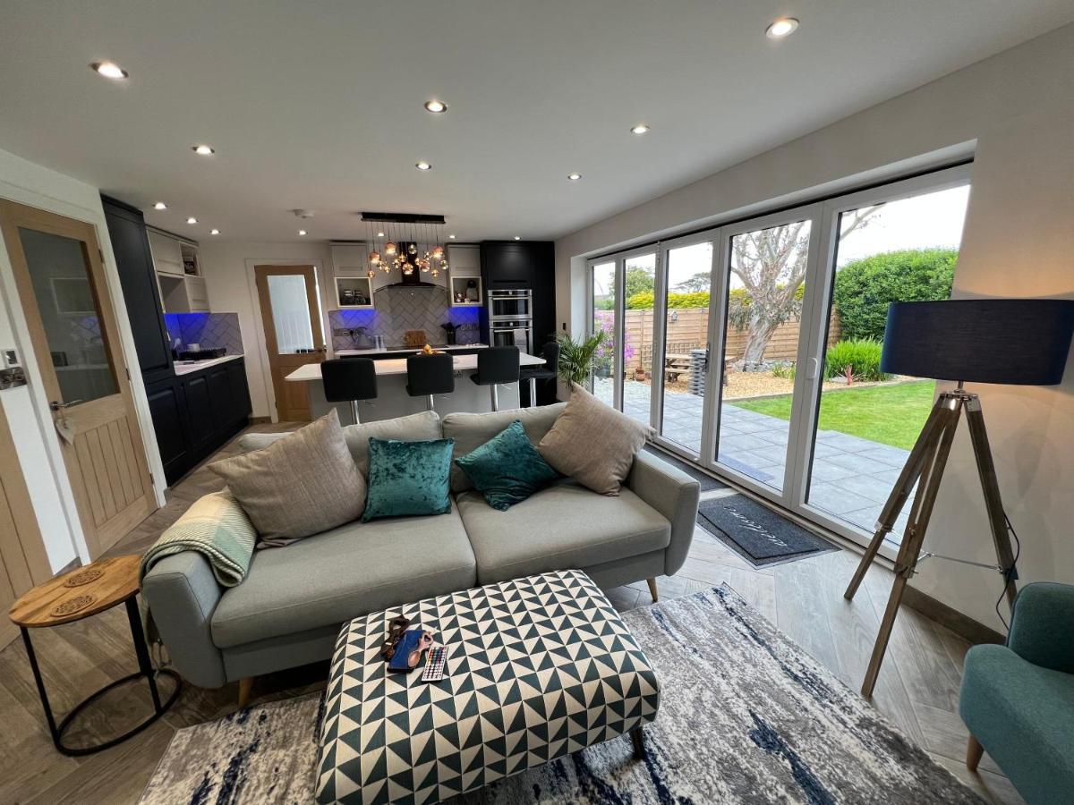 Stylish Modern Home With Parking Enclosed Garden هوليهيد المظهر الخارجي الصورة