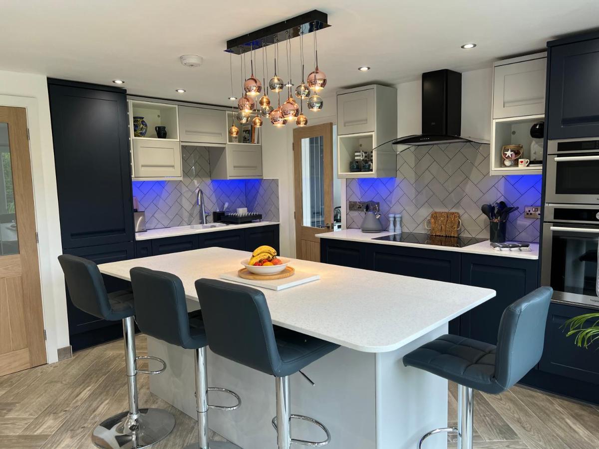 Stylish Modern Home With Parking Enclosed Garden هوليهيد المظهر الخارجي الصورة