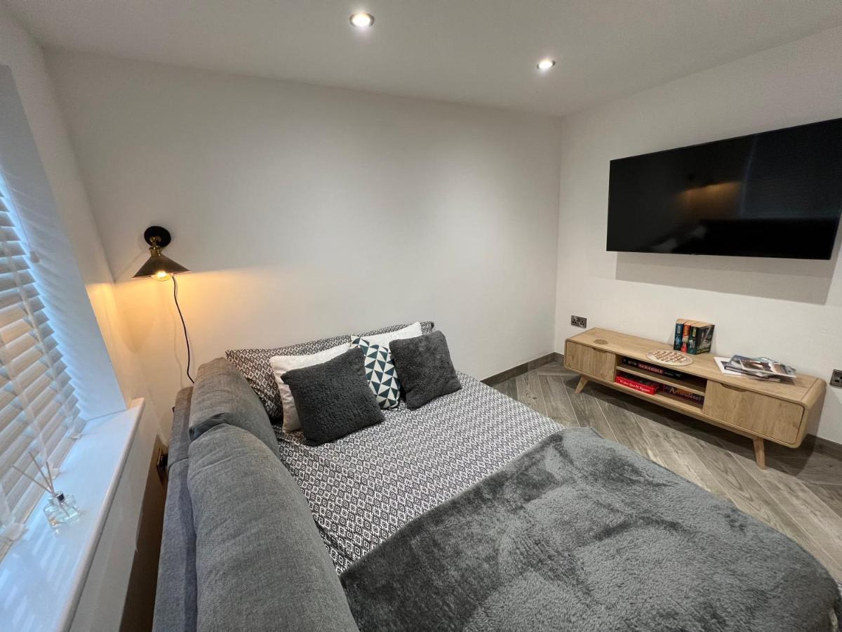 Stylish Modern Home With Parking Enclosed Garden هوليهيد المظهر الخارجي الصورة
