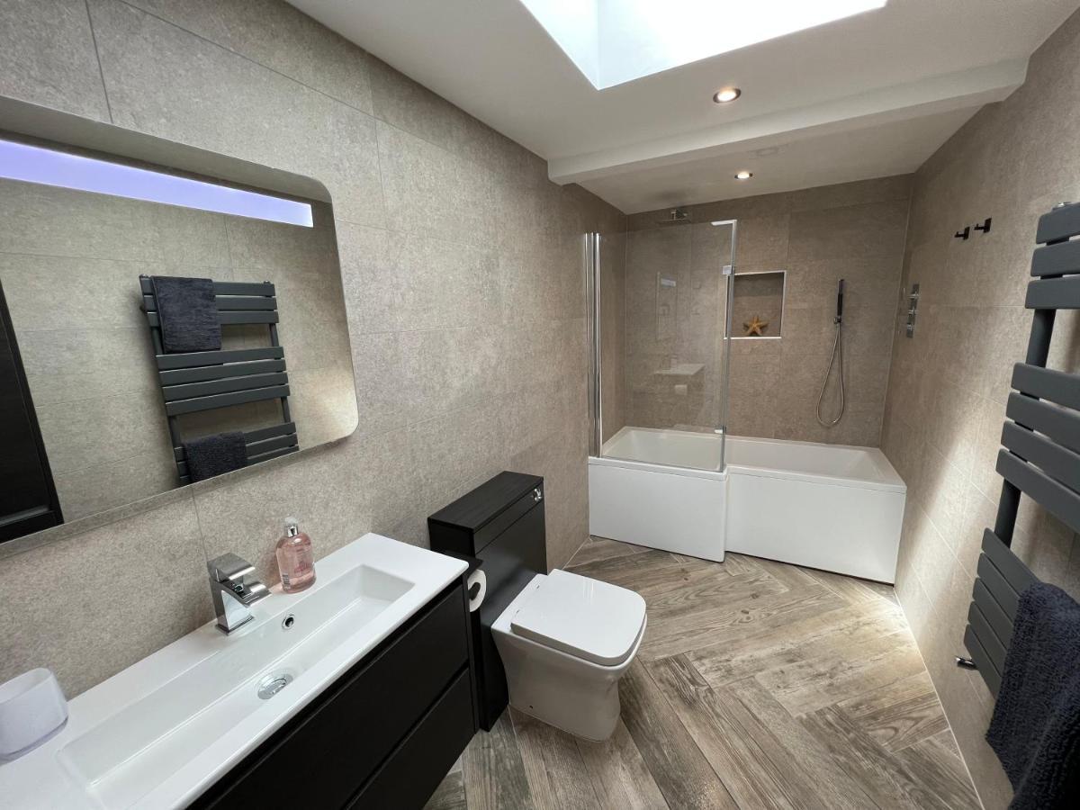 Stylish Modern Home With Parking Enclosed Garden هوليهيد المظهر الخارجي الصورة