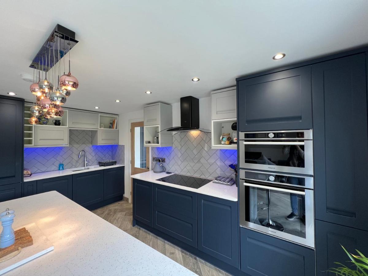 Stylish Modern Home With Parking Enclosed Garden هوليهيد المظهر الخارجي الصورة