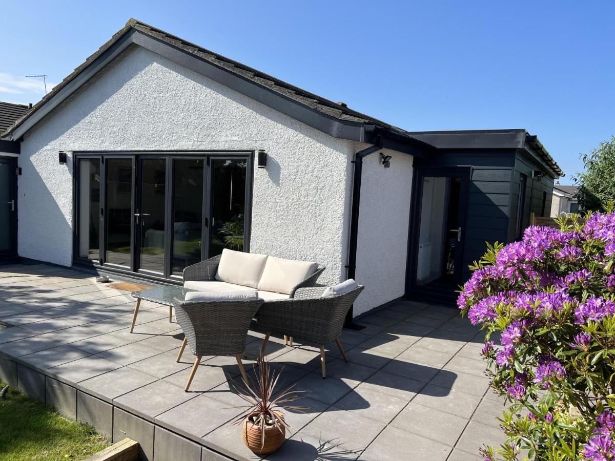 Stylish Modern Home With Parking Enclosed Garden هوليهيد المظهر الخارجي الصورة