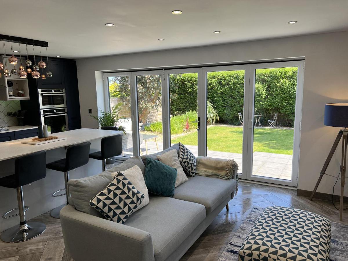 Stylish Modern Home With Parking Enclosed Garden هوليهيد المظهر الخارجي الصورة